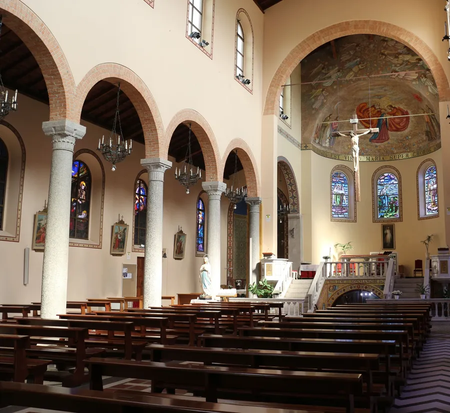 Interno del Santuario, vista da destra