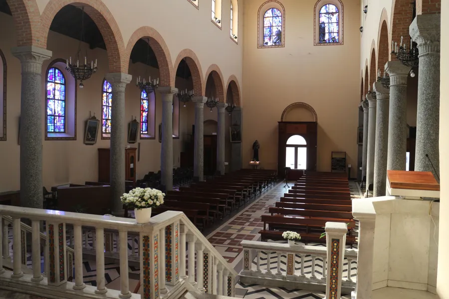 Interno del Santuario verso l'ingresso