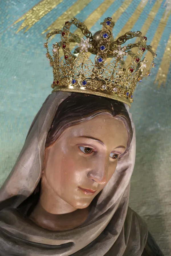 Volto della statua della Madonna nella nicchia
