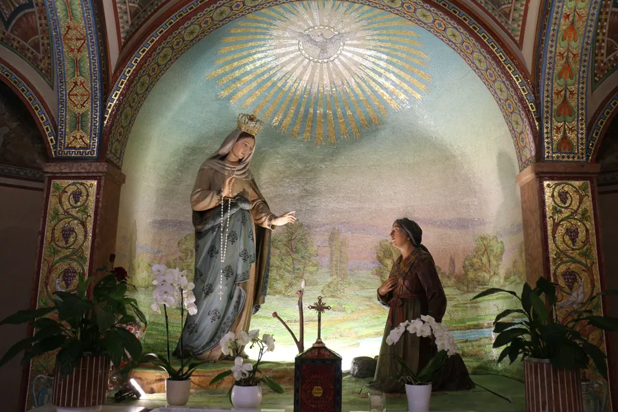 La nicchia con la statua della Madonna