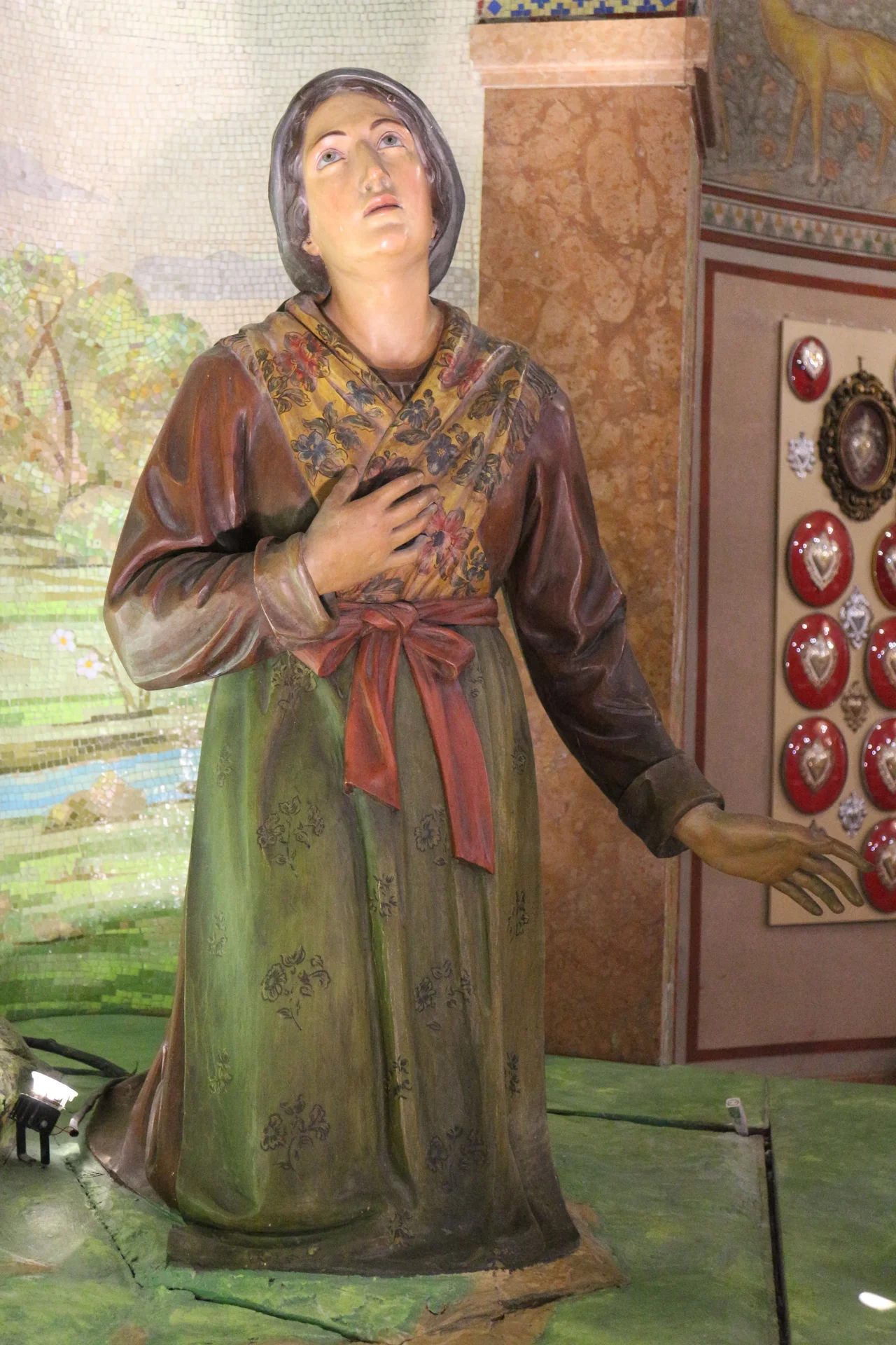Statua mariana nella nicchia del Santuario di Fumo