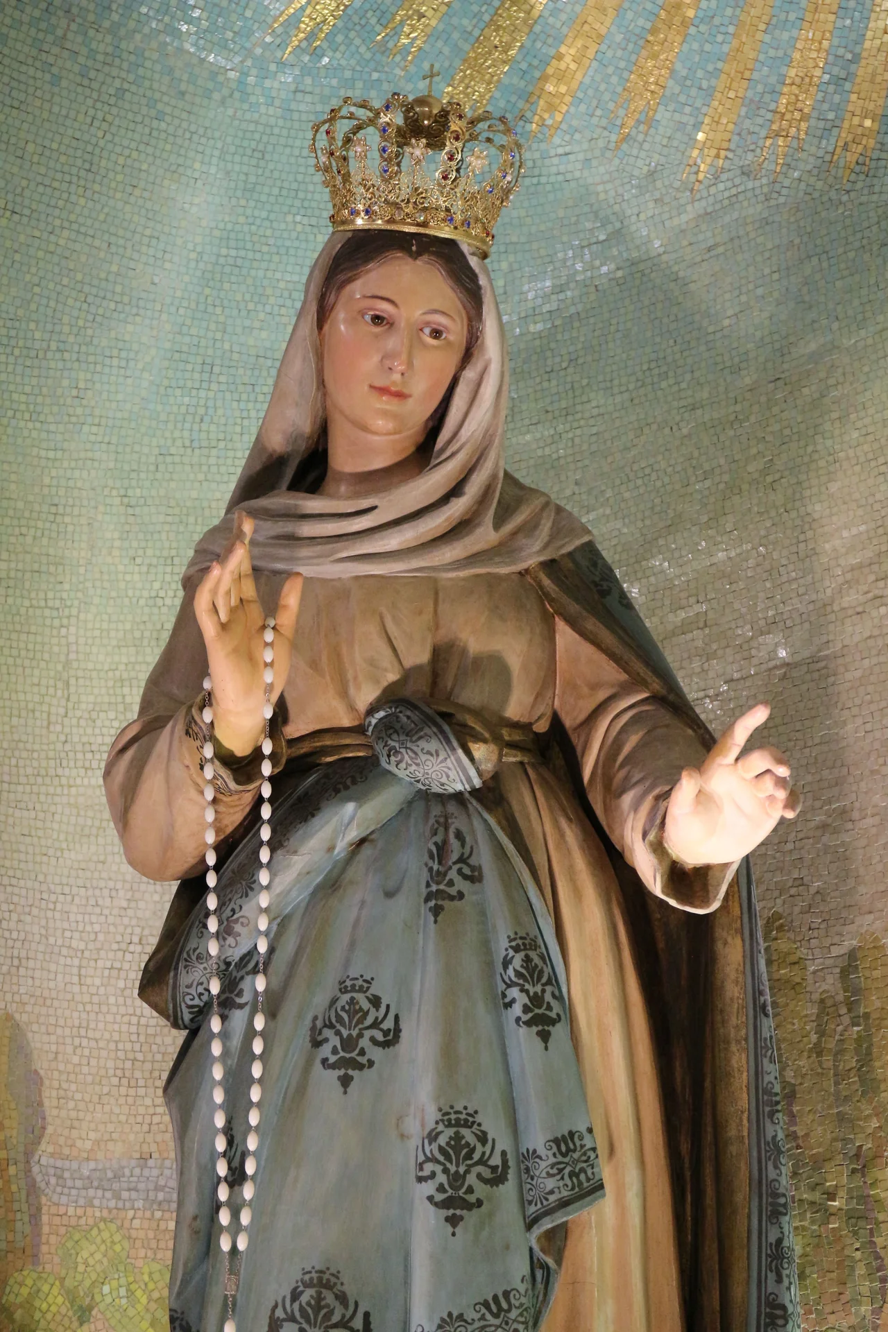 Statua della Madonna nella nicchia del Santuario di Fumo
